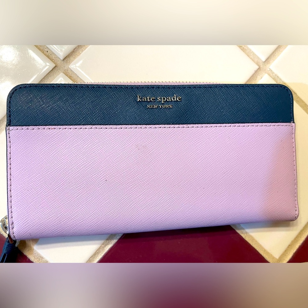 Beautiful lavender color wallet great for a Christmas 🎄 🎁 present.